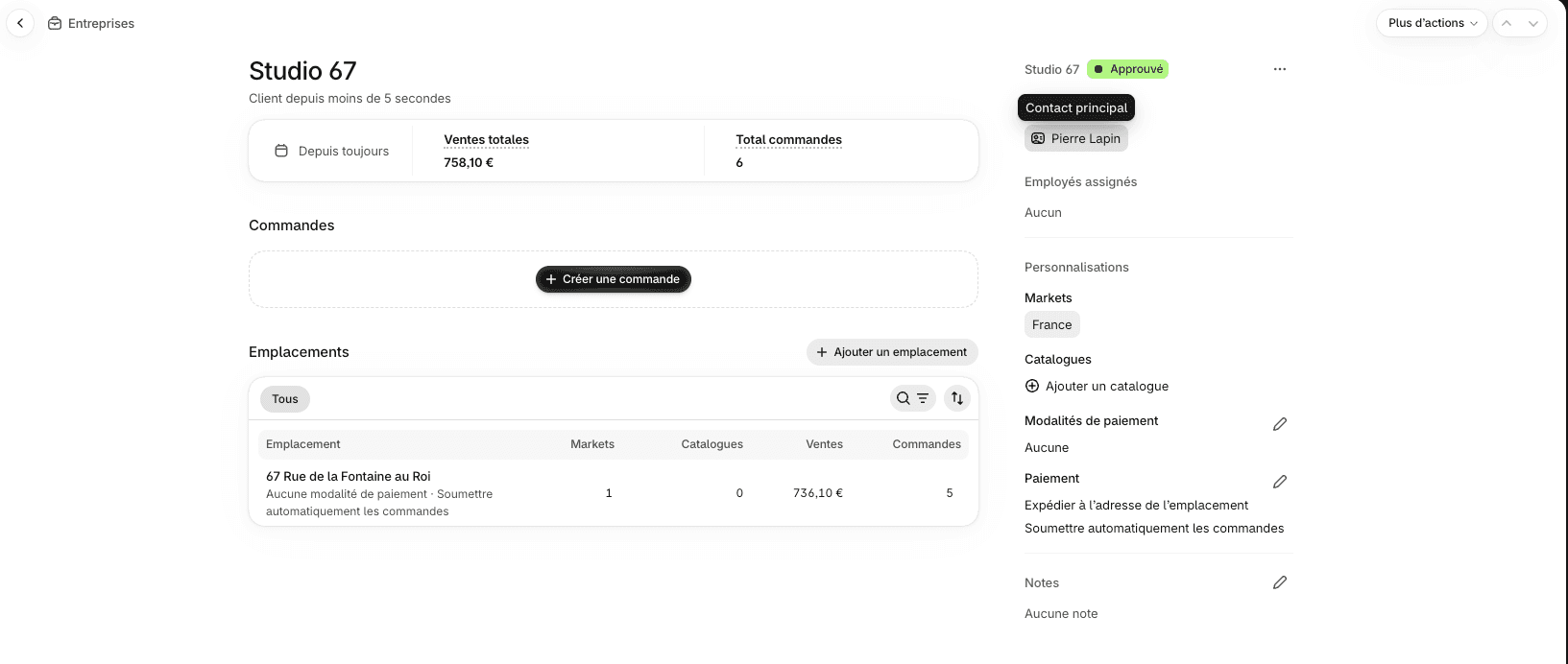 Un compte entreprise dans Shopify, avec son contact principal, ses adresses, ses modalités de paiement et l'historique de ses commandes.